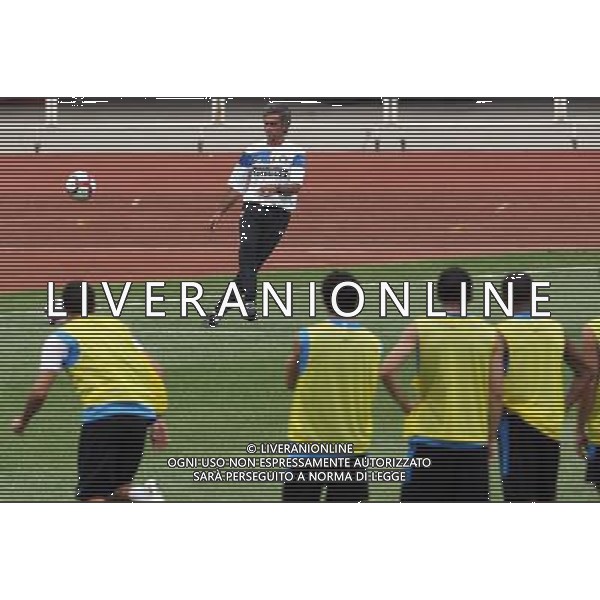 Allenamento dell\'Inter a Pechino per la Supercoppa Italiana 04/08/2009 Inter\'s manager Jose Mourinho passes a ball during a training session for the upcoming Italian Super Cup in Beijing, China on Tuesday, Aug. 4, 2009. Scudetto holders Inter and Coppa Italia winners Lazio will compete in the Italian Super Cup in Beijing on August 8.(Photo By Qiu Feng/ColorChinaPhoto) /Agenzia Aldo Liverani Sas - ITALY ONLY -