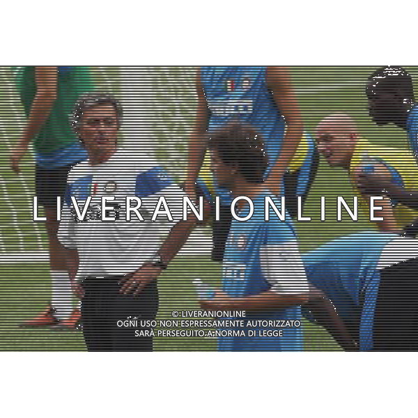 Allenamento dell\'Inter a Pechino per la Supercoppa Italiana 04/08/2009 Inter\'s manager Jose Mourinho (L) attends a training session for the upcoming Italian Super Cup in Beijing, China on Tuesday, Aug. 4, 2009. Scudetto holders Inter and Coppa Italia winners Lazio will compete in the Italian Super Cup in Beijing on August 8.(Photo By Qiu Feng/ColorChinaPhoto) /Agenzia Aldo Liverani Sas - ITALY ONLY -