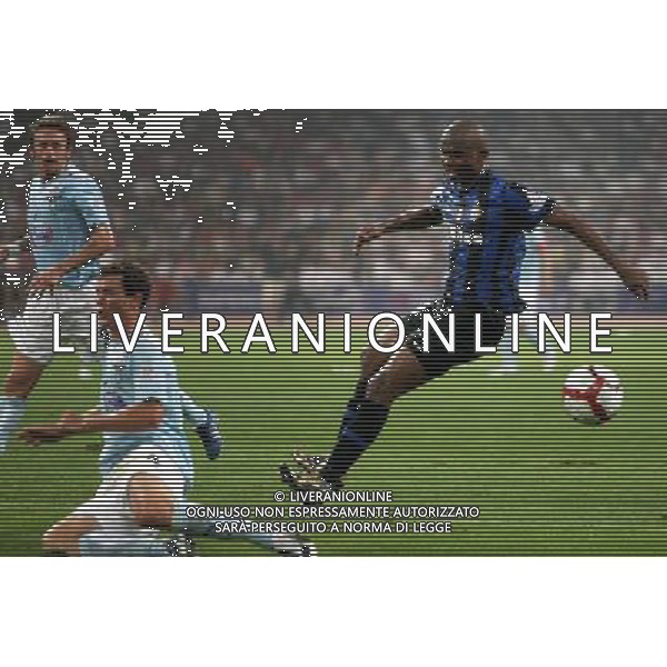 Inter\'s Samuel Eto\'o (R) makes a shoot during the Italian Super Cup match against Lazio at the National Stadium, also known as Bird\'s Nest, in Beijing, China on Saturday, Aug. 8, 2009. The first half ended in a 0-0 draw.(Photo By Qiu Feng/ColorChinaPhoto) Inter - lazio Supercoppa Italiana a Pechino 08/08/2009 /Agenzia Aldo Liverani Sas - ITALY ONLY -