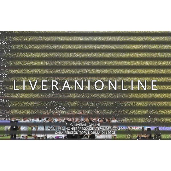 Lazio players celebrate with the trophy after winning the Italian Super Cup against Inter at the National Stadium, also known as Bird\'s Nest, in Beijing, China on Saturday, Aug. 8, 2009. Lazio won the match 2-1.(Photo By Qiu Feng/ColorChinaPhoto) Inter - lazio Supercoppa Italiana a Pechino 08/08/2009 - festeggiamenti - esultanza /Agenzia Aldo Liverani Sas - ITALY ONLY -