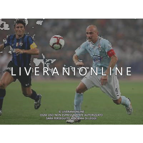 Lazio\'s Tommaso Rocchi (R) runs to score a gol against Inter during the Italian Super Cup at the National Stadium, also known as Bird\'s Nest, in Beijing, China on Saturday, Aug. 8, 2009. Lazio won the match 2-1.(Photo By Qiu Feng/ColorChinaPhoto) Inter - lazio Supercoppa Italiana a Pechino 08/08/2009 /Agenzia Aldo Liverani Sas - ITALY ONLY -