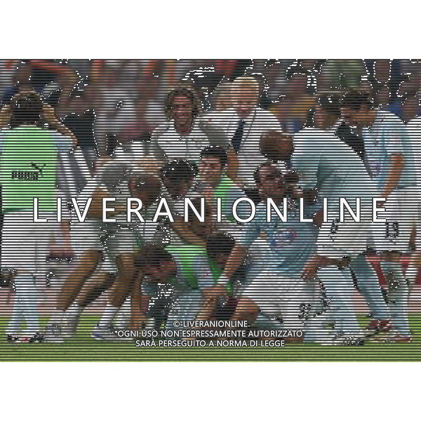 Lazio players celebrate after winning the Italian Super Cup against Inter at the National Stadium, also known as Bird\'s Nest, in Beijing, China on Saturday, Aug. 8, 2009. Lazio won the match 2-1.(Photo By Qiu Feng/ColorChinaPhoto) Inter - lazio Supercoppa Italiana a Pechino 08/08/2009 - festeggiamenti - esultanza /Agenzia Aldo Liverani Sas - ITALY ONLY -