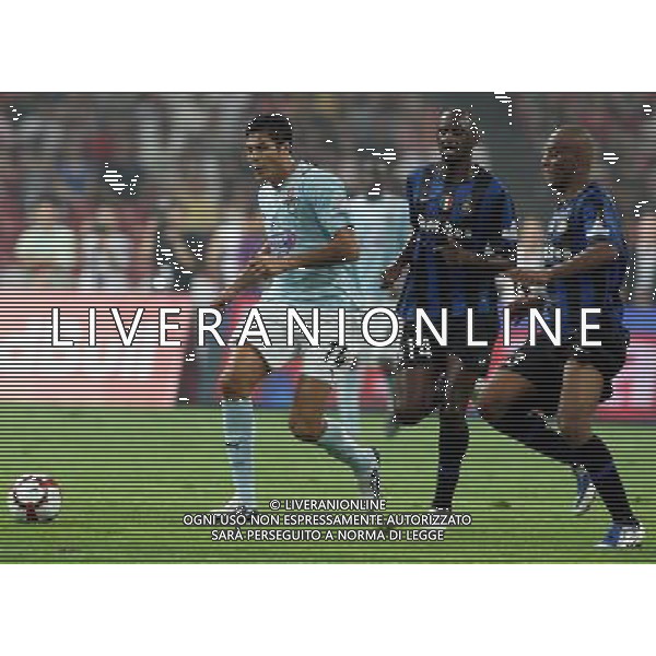 Lazio\'s Julio Cruz (L) is tackled by Inter\'s Maicon Douglas Sisenando (R) and Patrick Vieira (C) during the Italian Super Cup at the National Stadium, also known as Bird\'s Nest, in Beijing, China on Saturday, Aug. 8, 2009. Lazio won the match 2-1.(Photo By Qiu Feng/ColorChinaPhoto) Inter - lazio Supercoppa Italiana a Pechino 08/08/2009 /Agenzia Aldo Liverani Sas - ITALY ONLY -