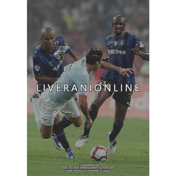 Lazio\'s Julio Cruz (C) is tackled by Inter\'s Maicon Douglas Sisenando (L) and Patrick Vieira (R) during the Italian Super Cup at the National Stadium, also known as Bird\'s Nest, in Beijing, China on Saturday, Aug. 8, 2009. Lazio won the match 2-1.(Photo By Qiu Feng/ColorChinaPhoto) Inter - lazio Supercoppa Italiana a Pechino 08/08/2009 /Agenzia Aldo Liverani Sas - ITALY ONLY -