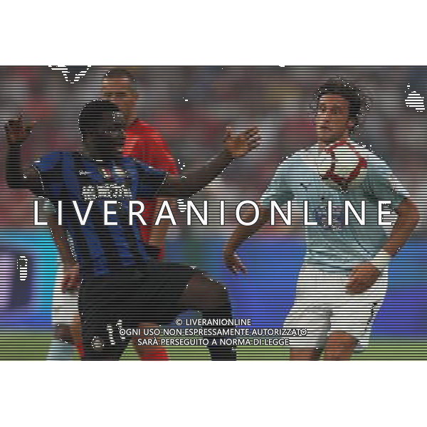 Inter\'s Sulley Muntari (L) vies for the ball with Lazio\'s Stefano Mauri (R) during the Italian Super Cup at the National Stadium, also known as Bird\'s Nest, in Beijing, China on Saturday, Aug. 8, 2009. Lazio won the match 2-1.(Photo By Qiu Feng/ColorChinaPhoto) Inter - lazio Supercoppa Italiana a Pechino 08/08/2009 /Agenzia Aldo Liverani Sas - ITALY ONLY -