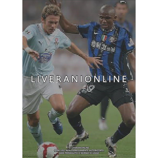 Inter\'s Samuel Eto\'o (R) vies for the ball with Lazio\'s Roberto Baronio (L) during the Italian Super Cup at the National Stadium, also known as Bird\'s Nest, in Beijing, China on Saturday, Aug. 8, 2009. Lazio won the match 2-1.(Photo By Qiu Feng/ColorChinaPhoto) Inter - lazio Supercoppa Italiana a Pechino 08/08/2009 /Agenzia Aldo Liverani Sas - ITALY ONLY -