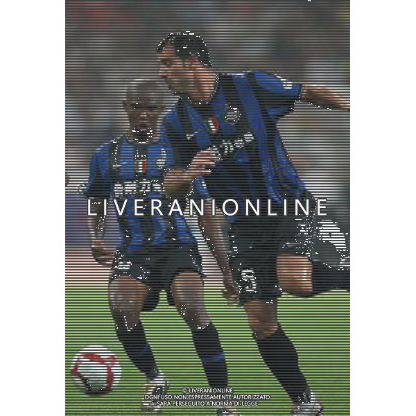 Inter\'s Samuel Eto\'o (L) passes the ball to Dejan Stankovic (R) during the Italian Super Cup against Lazio at the National Stadium, also known as Bird\'s Nest, in Beijing, China on Saturday, Aug. 8, 2009. Lazio won the match 2-1.(Photo By Qiu Feng/ColorChinaPhoto) Inter - lazio Supercoppa Italiana a Pechino 08/08/2009 /Agenzia Aldo Liverani Sas - ITALY ONLY -