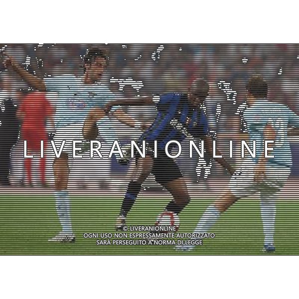 Inter\'s Samuel Eto\'o (C) vies with Lazio\'s Stefano Mauri (L) and Roberto Baronio (R) during the Italian Super Cup at the National Stadium, also known as Bird\'s Nest, in Beijing, China on Saturday, Aug. 8, 2009. Lazio won the match 2-1.(Photo By Qiu Feng/ColorChinaPhoto) Inter - lazio Supercoppa Italiana a Pechino 08/08/2009 /Agenzia Aldo Liverani Sas - ITALY ONLY -