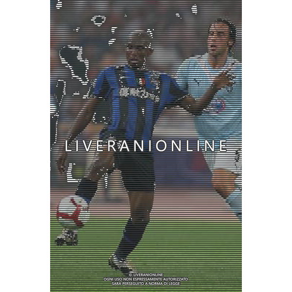 Inter\'s Samuel Eto\'o (L) dribbles past Lazio\'s Stefano Mauri (R) during the Italian Super Cup at the National Stadium, also known as Bird\'s Nest, in Beijing, China on Saturday, Aug. 8, 2009. Lazio won the match 2-1.(Photo By Qiu Feng/ColorChinaPhoto) Inter - lazio Supercoppa Italiana a Pechino 08/08/2009 /Agenzia Aldo Liverani Sas - ITALY ONLY -