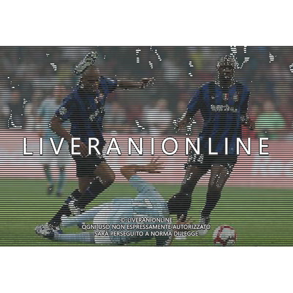 Lazio\'s Julio Cruz (C) is tackled by Inter\'s Maicon Douglas Sisenando (L) and Patrick Vieira (R) during the Italian Super Cup at the National Stadium, also known as Bird\'s Nest, in Beijing, China on Saturday, Aug. 8, 2009. Lazio won the match 2-1.(Photo By Qiu Feng/ColorChinaPhoto) Inter - lazio Supercoppa Italiana a Pechino 08/08/2009 /Agenzia Aldo Liverani Sas - ITALY ONLY -