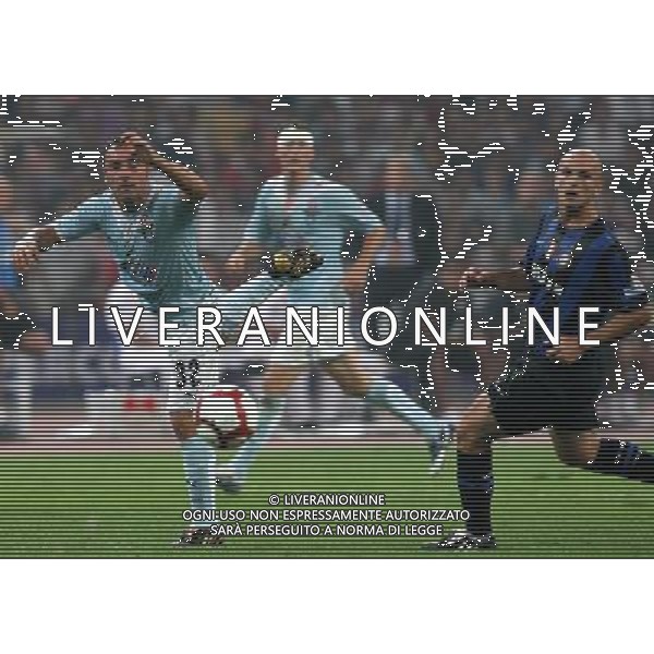 Lazio\'s Cristian Brocchi (L) makes a shoot as Inter\'s Maicon Douglas Sisenando (R) looks on during the Italian Super Cup at the National Stadium, also known as Bird\'s Nest, in Beijing, China on Saturday, Aug. 8, 2009. Lazio won the match 2-1.(Photo By Qiu Feng/ColorChinaPhoto) Inter - lazio Supercoppa Italiana a Pechino 08/08/2009 /Agenzia Aldo Liverani Sas - ITALY ONLY -