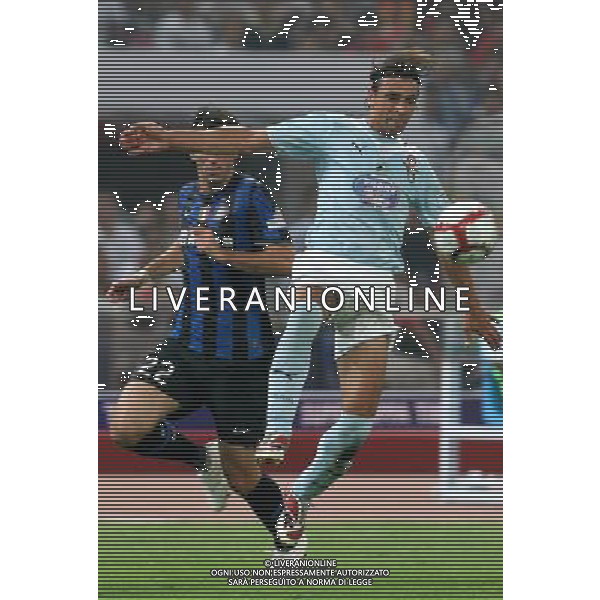 Lazio\'s Sebastiano Siviglia (R) vies with Inter\'s Diego Milito (L) during the Italian Super Cup at the National Stadium, also known as Bird\'s Nest, in Beijing, China on Saturday, Aug. 8, 2009. Lazio won the match 2-1.(Photo By Qiu Feng/ColorChinaPhoto) Inter - lazio Supercoppa Italiana a Pechino 08/08/2009 /Agenzia Aldo Liverani Sas - ITALY ONLY -