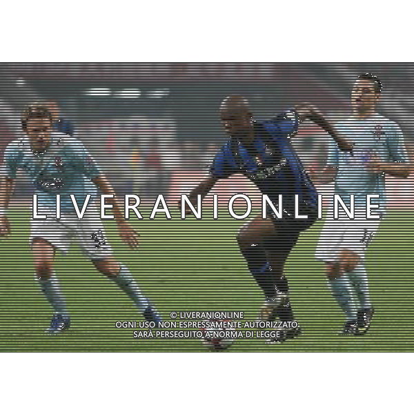 Inter\'s Samuel Eto\'o (C) dribbles during the Italian Super Cup against Lazio at the National Stadium, also known as Bird\'s Nest, in Beijing, China on Saturday, Aug. 8, 2009. Lazio won the match 2-1.(Photo By Qiu Feng/ColorChinaPhoto) Inter - lazio Supercoppa Italiana a Pechino 08/08/2009 /Agenzia Aldo Liverani Sas - ITALY ONLY -