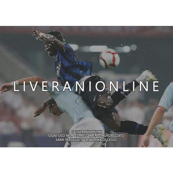 Lazio\'s Cristian Brocchi (L) vies for the ball with Inter\'s Sulley Muntari (R) during the Italian Super Cup at the National Stadium, also known as Bird\'s Nest, in Beijing, China on Saturday, Aug. 8, 2009. Lazio won the match 2-1.(Photo By Qiu Feng/ColorChinaPhoto) Inter - lazio Supercoppa Italiana a Pechino 08/08/2009 /Agenzia Aldo Liverani Sas - ITALY ONLY -