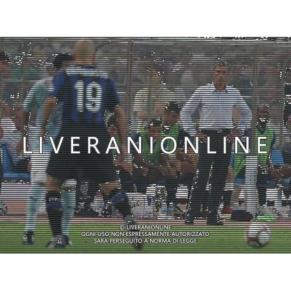 Inter\'s coach Jose Mourinho (R) looks on during the Italian Super Cup against Lazio at the National Stadium, also known as Bird\'s Nest, in Beijing, China on Saturday, Aug. 8, 2009. Lazio won the match 2-1.(Photo By Qiu Feng/ColorChinaPhoto) Inter - lazio Supercoppa Italiana a Pechino 08/08/2009 /Agenzia Aldo Liverani Sas - ITALY ONLY -
