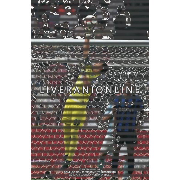 Inter\'s Samuel Eto\'o (R) looks on as Lazio\'s goalkeeper Fernando Muslera (L) hits the ball during the Italian Super Cup against Lazio at the National Stadium, also known as Bird\'s Nest, in Beijing, China on Saturday, Aug. 8, 2009. Lazio won the match 2-1.(Photo By Qiu Feng/ColorChinaPhoto) Inter - lazio Supercoppa Italiana a Pechino 08/08/2009 /Agenzia Aldo Liverani Sas - ITALY ONLY -