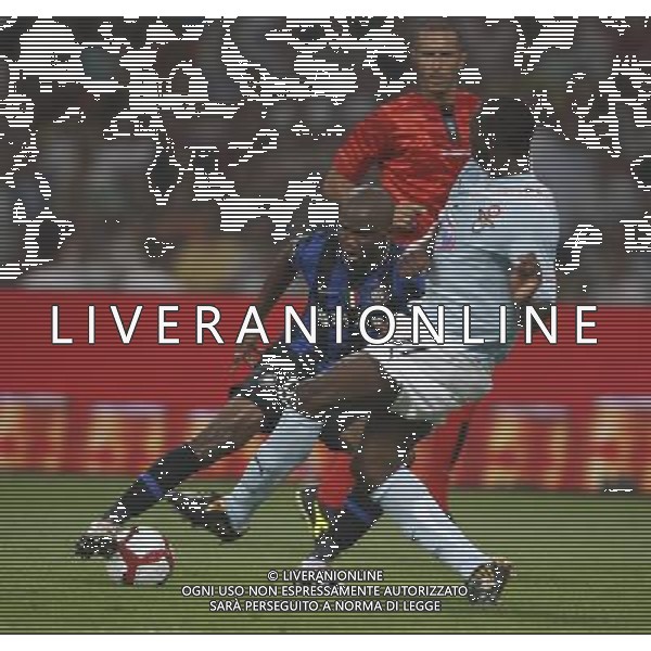(090808) -- BEIJING, Aug. 8, 2009 -- Inter Milan\'s Samuel Eto\'o (L) vies for the ball during the Italian Super Cup soccer match against Lazio at the National Stadium in Beijing, capital of China, Aug. 8, 2009. Liao Yujie) (txy/) Inter - Lazio Supercoppa Italiana a Pechino 08/08/2009 /Agenzia Aldo Liverani Sas - ITALY ONLY -
