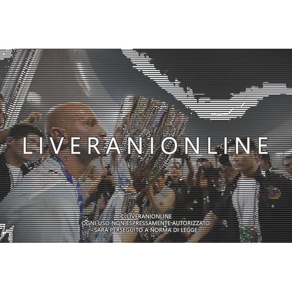 (090808) -- BEIJING, Aug. 8, 2009 -- Lazio\'s Rocchi kisses the trophy after the Italian Super Cup soccer match against Inter Milan at the National Stadium in Beijing, capital of China, Aug. 8, 2009. Lazio won the match 2-1. Liao Yujie) (txy/) Inter - Lazio Supercoppa Italiana a Pechino 08/08/2009 - tommaso rocchi con la coppa /Agenzia Aldo Liverani Sas - ITALY ONLY -