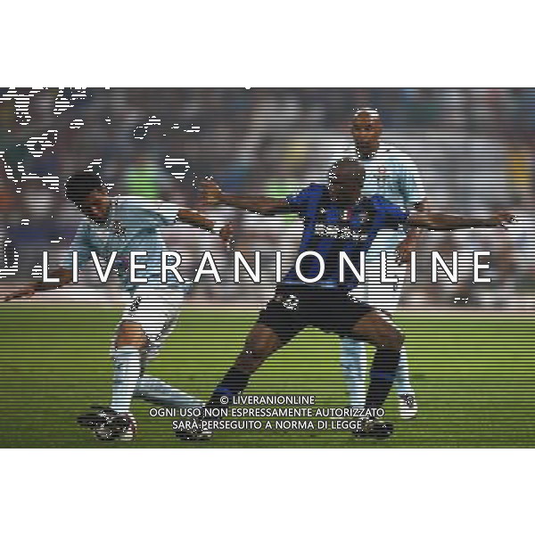 (090808) -- BEIJING, Aug. 8, 2009 -- Inter Milan\'s Samuel Eto\'o (R) vies with Lazio\'s Matuzalem (L) during the Italian Super Cup soccer match at the National Stadium in Beijing, capital of China, Aug. 8, 2009. Lazio won the match 2-1. Zhang Chen) (txy/) Inter - Lazio Supercoppa Italiana a Pechino 08/08/2009 /Agenzia Aldo Liverani Sas - ITALY ONLY -