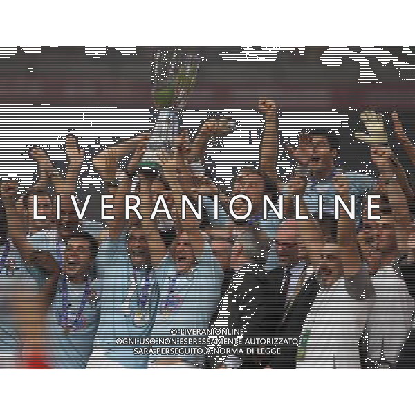 (090808) -- BEIJING, Aug. 8, 2009 -- The Lazio team celebrates with the trophy after the Italian Super Cup soccer match against Inter Milan at the National Stadium in Beijing, capital of China, Aug. 8, 2009. Lazio won the match 2-1. Han Yan) (txy/) Inter - Lazio Supercoppa Italiana a Pechino 08/08/2009 - festeggiamenti esultanza lazio con la coppa /Agenzia Aldo Liverani Sas - ITALY ONLY -
