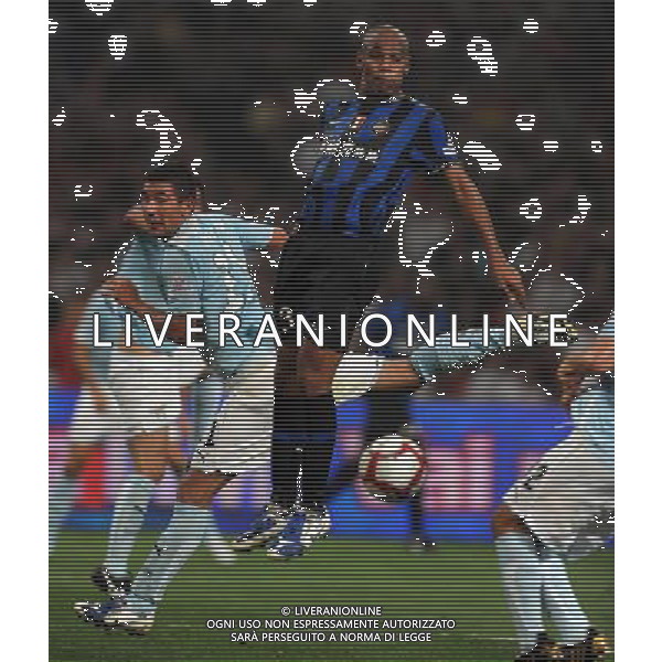 (090808) -- BEIJING, Aug. 8, 2009 -- Inter Milan\'s Maicon (R) vies for the ball during the Italian Super Cup soccer match against Lazio at the National Stadium in Beijing, capital of China, Aug. 8, 2009. Lazio won the match 2-1. Guo Yong) (txy/) Inter - Lazio Supercoppa Italiana a Pechino 08/08/2009 /Agenzia Aldo Liverani Sas - ITALY ONLY -
