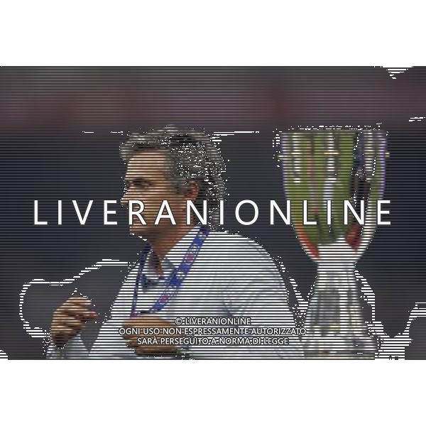 (090808) -- BEIJING, Aug. 8, 2009 -- Jose Mourinho walks past the trophy after the Italian Super Cup soccer match between Inter Milan and Lazio at the National Stadium in Beijing, capital of China, Aug. 8, 2009. Lazio won the match 2-1. Liao Yujie) (txy/) Inter - Lazio Supercoppa Italiana a Pechino 08/08/2009 /Agenzia Aldo Liverani Sas - ITALY ONLY -