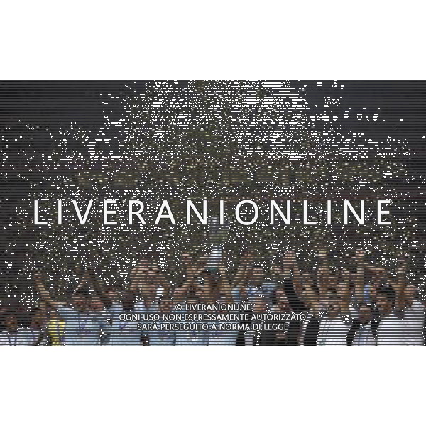 (090808) -- BEIJING, Aug. 8, 2009 -- The Lazio team celebrates with the trophy after the Italian Super Cup soccer match against Inter Milan at the National Stadium in Beijing, capital of China, Aug. 8, 2009. Lazio won the match 2-1. Liao Yujie) (txy/) Inter - Lazio Supercoppa Italiana a Pechino 08/08/2009 - festeggiamenti esultanza lazio con la coppa /Agenzia Aldo Liverani Sas - ITALY ONLY -