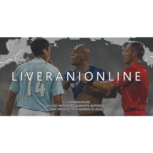 (090808) -- BEIJING, Aug. 8, 2009 -- Lazio\'s julio Cruz (L) argues with Inter Milan\'s Maicon (C) during the Italian Super Cup soccer match at the National Stadium in Beijing, capital of China, Aug. 8, 2009. Lazio won the match 2-1. Han Yan) (txy/) Inter - Lazio Supercoppa Italiana a Pechino 08/08/2009 /Agenzia Aldo Liverani Sas - ITALY ONLY -