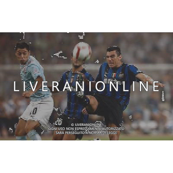 (090808) -- BEIJING, Aug. 8, 2009 -- Inter Milan\'s Lucio (R) kicks the ball during the Italian Super Cup soccer match against Lazio at the National Stadium in Beijing, capital of China, Aug. 8, 2009. Lazio won the match 2-1. Fei Maohua) (txy/) Inter - Lazio Supercoppa Italiana a Pechino 08/08/2009 /Agenzia Aldo Liverani Sas - ITALY ONLY -