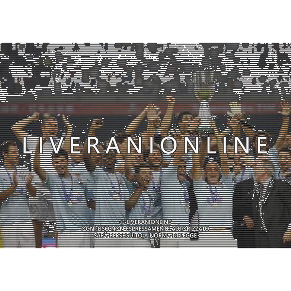 (090808) -- BEIJING, Aug. 8, 2009 -- The Lazio team celebrates with the trophy after the Italian Super Cup soccer match against Inter Milan at the National Stadium in Beijing, capital of China, Aug. 8, 2009. Lazio won the match 2-1. Zhang Chen) (txy/) Inter - Lazio Supercoppa Italiana a Pechino 08/08/2009 esultanza festeggiamenti lazio con la coppa /Agenzia Aldo Liverani Sas - ITALY ONLY -