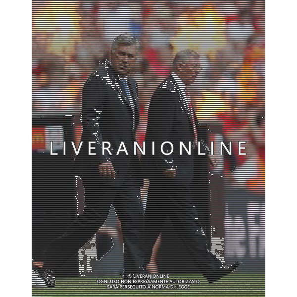CHELSEA-MANCHESTER UNITED Community Shield 09/08/2009 NELLA FOTO Carlo Ancelotti , Manager of Chelsea leads the team out with Sir Alex Ferguson Manager of Manager United during the Community Shield at Wembley between the Champions of England Manchester United and the winner of the FA Cup Chelsea as curtain raiser of the new 09/10 season on 08/08/2008 AG ALDO LIVERANI