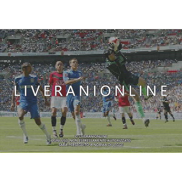  CHELSEA-MANCHESTER UNITED Community Shield 09/08/2009 NELLA FOTO Petr Cech of Chelsea gathers the ball under pressure from Dimitar Berbatov of Manchester Utd , Chelsea v Man Utd, FA Community Shield, Wembley Stadium, London AG ALDO LIVERANI