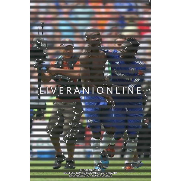  CHELSEA-MANCHESTER UNITED Community Shield 09/08/2009 NELLA FOTO Salomon Kalou of Chelsea celebrates with Michael Essien of Chelsea after scoring the winning goal from the Penalty spot , Chelsea v Man Utd, FA Community Shield, Wembley Stadium, London, AG ALDO LIVERANI