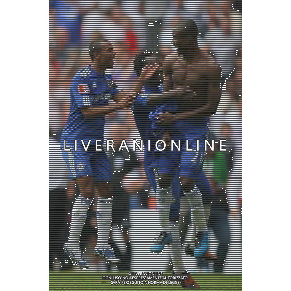 CHELSEA-MANCHESTER UNITED Community Shield 09/08/2009 NELLA FOTO Salomon Kalou of Chelsea celebrates with Ashley Cole of Chelsea after scoring the winning goal from the Penalty spot , Chelsea v Man Utd, FA Community Shield, Wembley Stadium, London AG ALDO LIVERANI