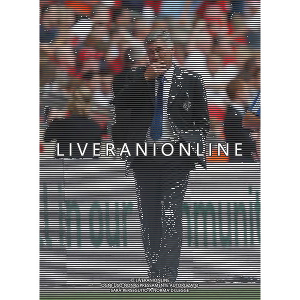 CHELSEA-MANCHESTER UNITED Community Shield 09/08/2009 NELLA FOTO Carlo Ancelotti , Manager of Chelsea cannot watch the penalty shoot out during the Community Shield at Wembley between the Champions of England Manchester United and the winner of the FA Cup Chelsea as curtain raiser of the new 09/10 season on 08/08/2008. AG ALDO LIVERANI CHELSEA-MANCHESTER UNITED Community Shield 09/08/2009 