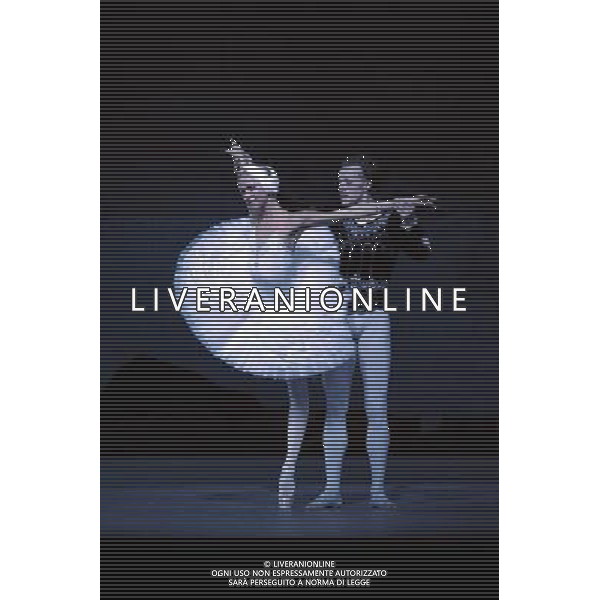 The Mariinsky Ballet perform Swan Lake. Alina Somova has Odette/Odile, Denis Matvienko has Prince Siegfried, Andrei Ivanov has The Jester and Elena Bazhenova has The Princess Regent. Royal Opera House, Covent Garden, London. Friday August 07, 2009. Balletto \'Il Lago dei Cigni\' /Agenzia Aldo Liverani Sas - ITALY ONLY -