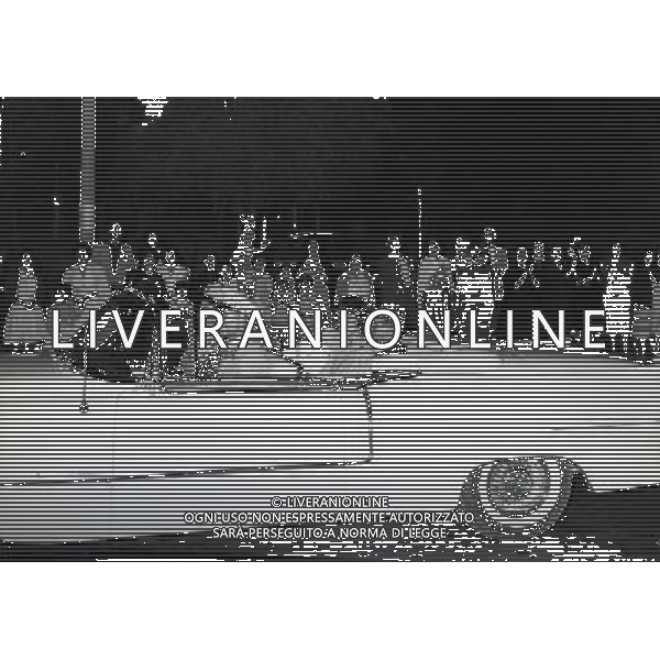 La Principessa Sofia di Grecia con il Principe Juan Carlos di Spagna dopo il loro fidanzamento ad Atene il 15 settembre 1961 nella foto il loro saluto alla folla che li ha accolti ©archivio Giovanni Liverani/Agenzia Aldo Liverani Sas retrospettiva