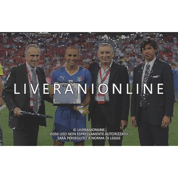 Svizzera - Italia partita amichevole della Nazionale Italiana a Basilea 12/08/2009 nella foto la premiazione di fabio cannavaro per la 127ma presenza in nazionale ©Luzzani/Agenzia Aldo Liverani Sas