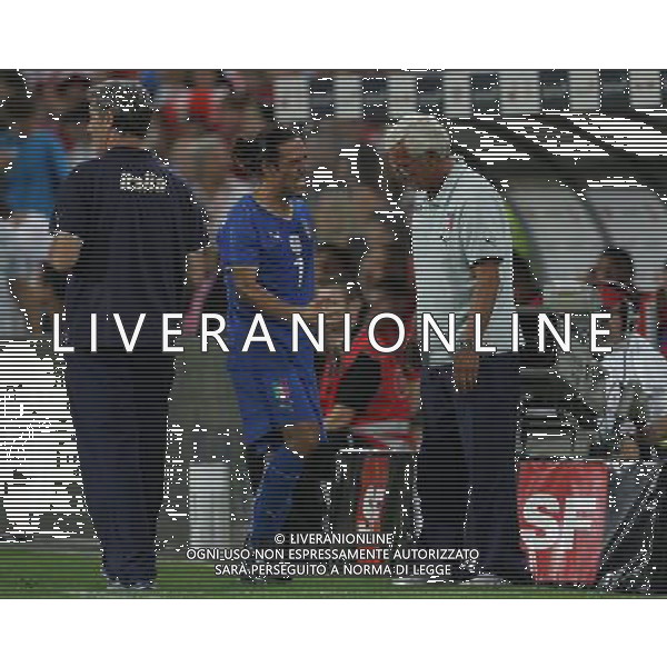 Svizzera - Italia partita amichevole della Nazionale Italiana a Basilea 12/08/2009 nella foto uscita di mauro camoranesi infortunato con marcello lippi ©Luzzani/Agenzia Aldo Liverani Sas