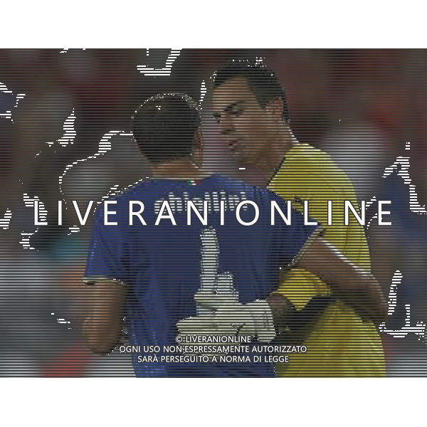 Svizzera - Italia partita amichevole della Nazionale Italiana a Basilea 12/08/2009 nella foto giorgio chiellini e diego benaglio a fine gara ©Luzzani/Agenzia Aldo Liverani Sas