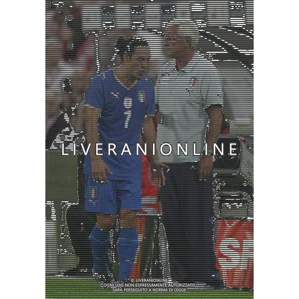 Basilea (CH) 12-08-2009 Amichevole Nazionale Italiana Calcio Svizzera-Italia 0:0 nella foto mauro camoranesi esce per infortunio e marcello lippi ph Marco Luzzani/ag. Aldo Liverani s.a.s.