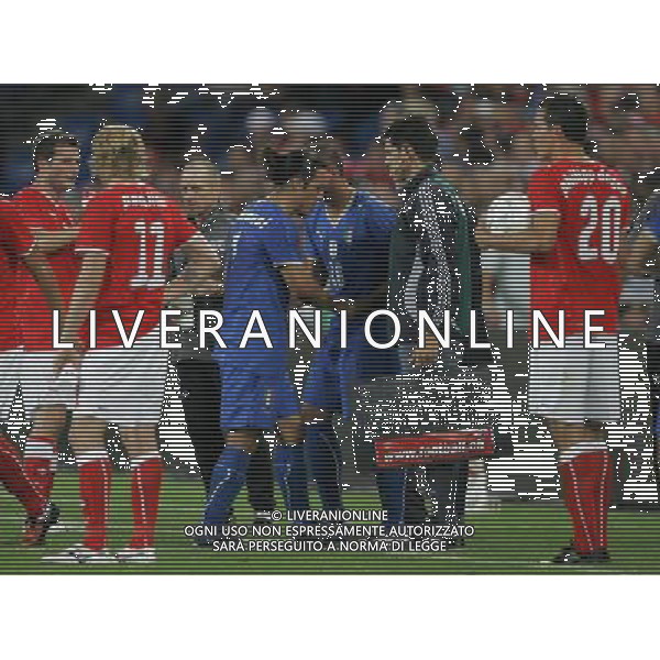 Basilea (CH) 12-08-2009 Amichevole Nazionale Italiana Calcio Svizzera-Italia 0:0 nella foto mauro camoranesi esce per infortunio e marcello lippi ph Marco Luzzani/ag. Aldo Liverani s.a.s.