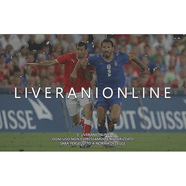 Basilea (CH) 12-08-2009 Amichevole Nazionale Italiana Calcio Svizzera-Italia 0:0 nella foto gianluca zambrotta e tranquillo barnetta ph Marco Luzzani/ag. Aldo Liverani s.a.s.