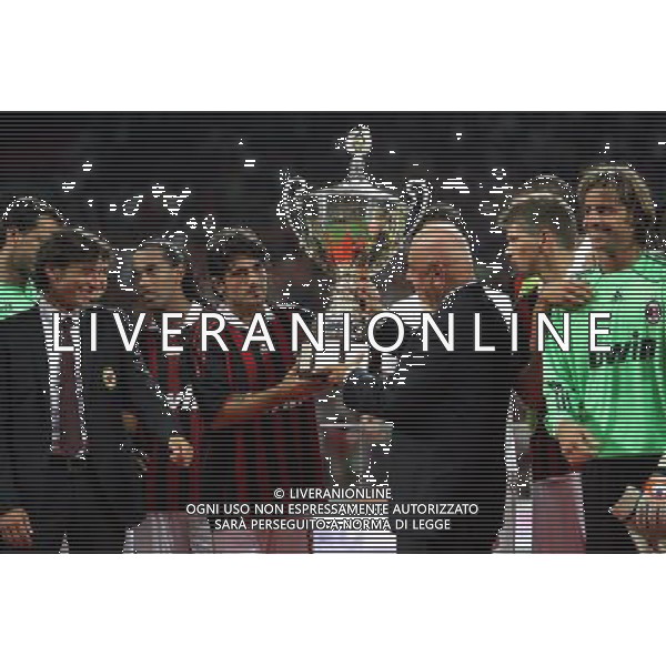 Milan - Juventus Trofeo Berlusconi 17/08/2009 nella foto la premiazione del milan con Adriano galliani che consegna la Coppa a gennaro gattuso ©luzzani/Agenzia Aldo Liverani Sas