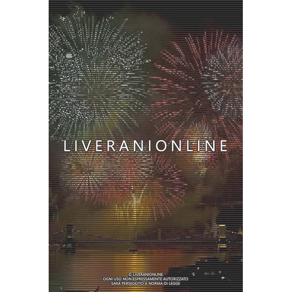 (090821) -- BUDAPEST, Aug. 21, 2009 -- Fireworks explode over a bridge in Budapest, capital of Austria, on Aug. 20, 2009, marking the national day of Hungary on Thursday. Szigetvary Zsolt) (lr) Fuochi d\'artificio per i festeggiamenti della Giornata nazionale ungherese a Budapest 21/08/2009 /Agenzia Aldo Liverani Sas - ITALY ONLY -