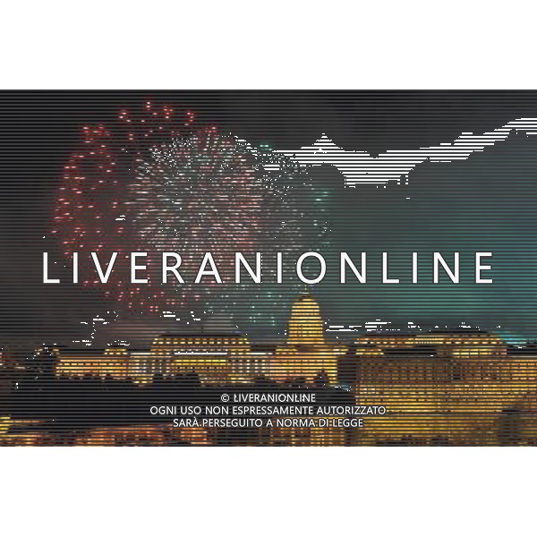 (090821) -- BUDAPEST, Aug. 21, 2009 -- Fireworks explode over the Royal Palace in Budapest, capital of Hungary, on Aug. 20, 2009, marking the national day of Hungary on Thursday. Sos Lajos) (lr) Fuochi d\'artificio per i festeggiamenti della Giornata nazionale ungherese sul Palazzo Reale di Budapest 21/08/2009 /Agenzia Aldo Liverani Sas - ITALY ONLY -