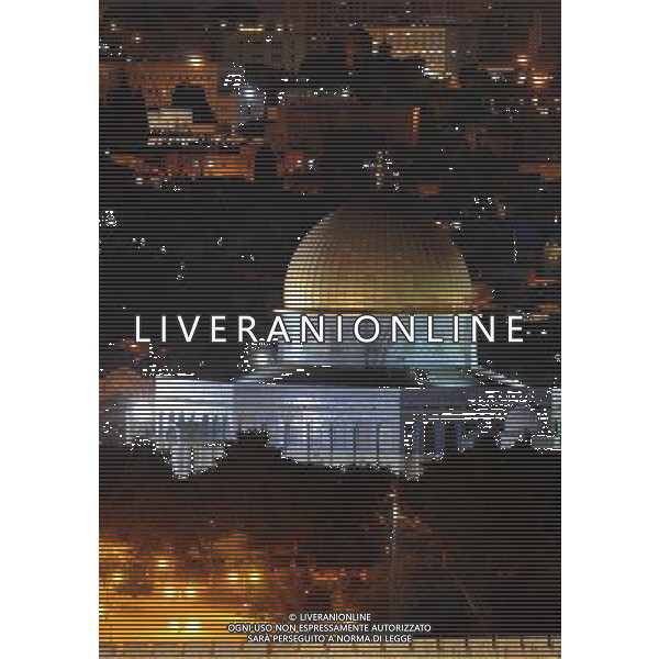 (090821) -- JERUSALEM, Aug. 21, 2009 -- Photo taken on Aug. 20, 2009 shows the night view of the golden-domed mosque at the Muslim holy site in the old city of Jerusalem. The holy month of Ramadan is expected to begin on Aug. 22 in Israel and Palestine. Yin bogu)(yc) Veduta notturna della cupula d\'oro della Moschea nella citta di gerusalemme nel mese sacro per gli Islamici e Musulmani del ramadan - 20/08/2009 /Agenzia Aldo Liverani Sas - ITALY ONLY -