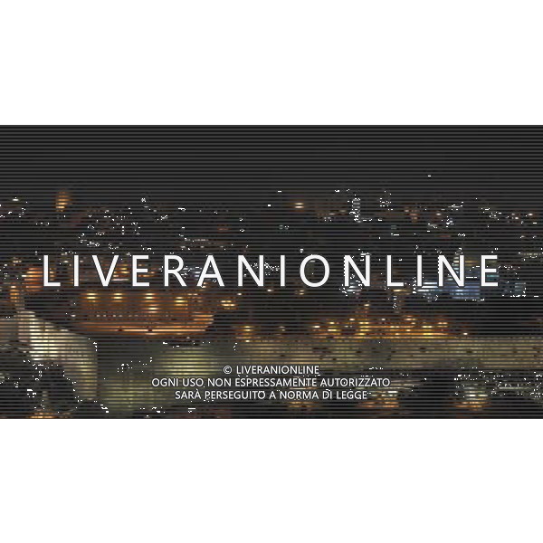 (090821) -- JERUSALEM, Aug. 21, 2009 -- Photo taken on Aug. 20, 2009 shows the night view of the golden-domed mosque(R) and the Al-Aqsa Mosque(L) compound at the Muslim holy site in the old city of Jerusalem. The holy month of Ramadan is expected to begin on Aug. 22 in Israel and Palestine. Yin bogu)(yc) Veduta notturna della cupula d\'oro della Moschea nella citta di gerusalemme nel mese sacro per gli Islamici e Musulmani del ramadan - 20/08/2009 /Agenzia Aldo Liverani Sas - ITALY ONLY -