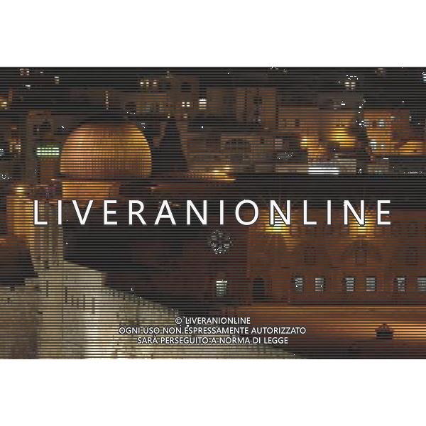 (090821) -- JERUSALEM, Aug. 21, 2009 -- Photo taken on Aug. 20, 2009 shows the night view of the Al-Aqsa Mosque at the Muslim holy site in the old city of Jerusalem. The holy month of Ramadan is expected to begin on Aug. 22 in Israel and Palestine. Yin bogu)(yc) Veduta notturna della cupula d\'oro della Moschea nella citta di gerusalemme nel mese sacro per gli Islamici e Musulmani del ramadan - 20/08/2009 /Agenzia Aldo Liverani Sas - ITALY ONLY -