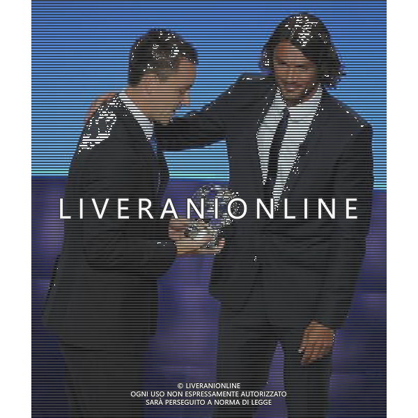 Champions League 2009/2010 Sorteggio Gironi Montecarlo - 27.08.2009 Nella Foto:MALDINI PREMIA TERRY MIGLIOR DIFENSORE /Ph.Vitez-Ag. Aldo Liverani